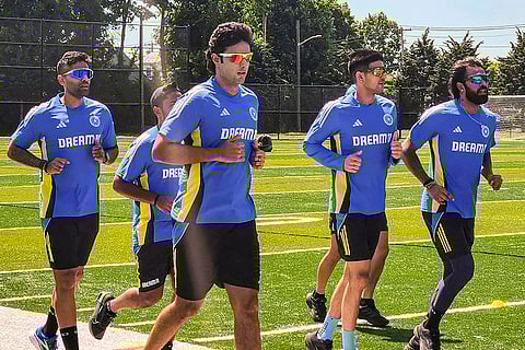 Hardik Pandya with other players